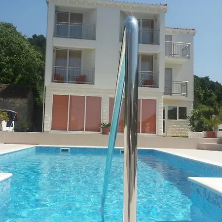 Konukevi White House 4*